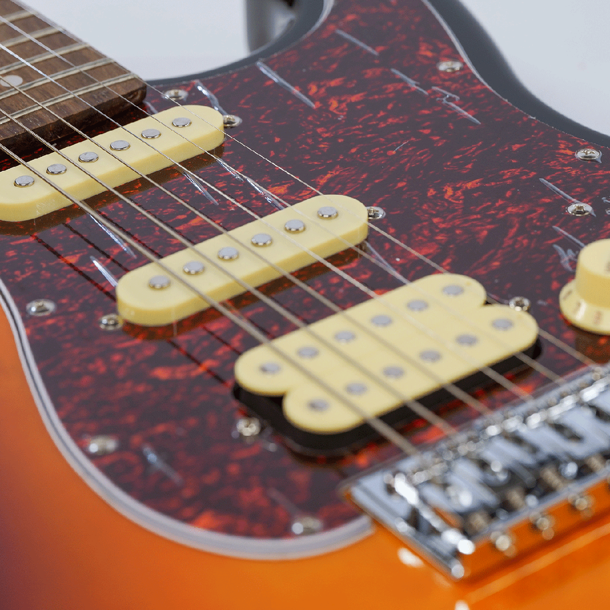 EKO キズありプライス！シンプル＆風格漂う・SSHのP.U搭載！【EKO ST 350 SUNBURST】