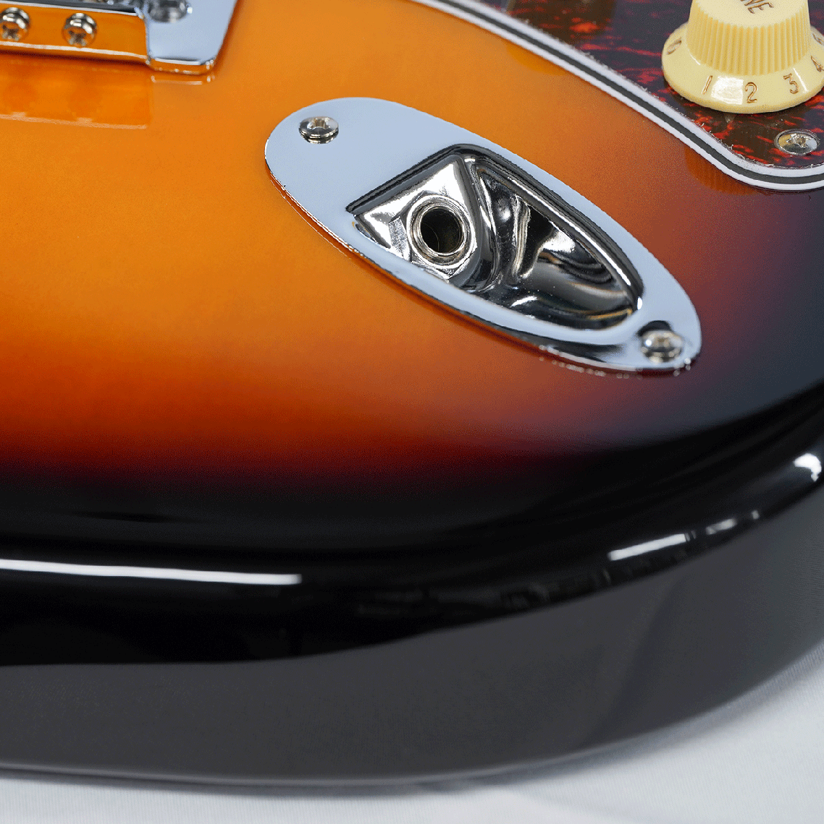 EKO キズありプライス！シンプル＆風格漂う・SSHのP.U搭載！【EKO ST 350 SUNBURST】