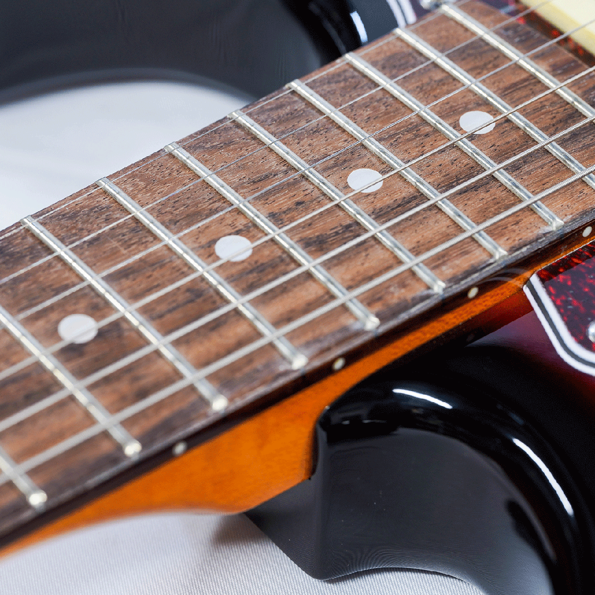 EKO キズありプライス！シンプル＆風格漂う・SSHのP.U搭載！【EKO ST 350 SUNBURST】