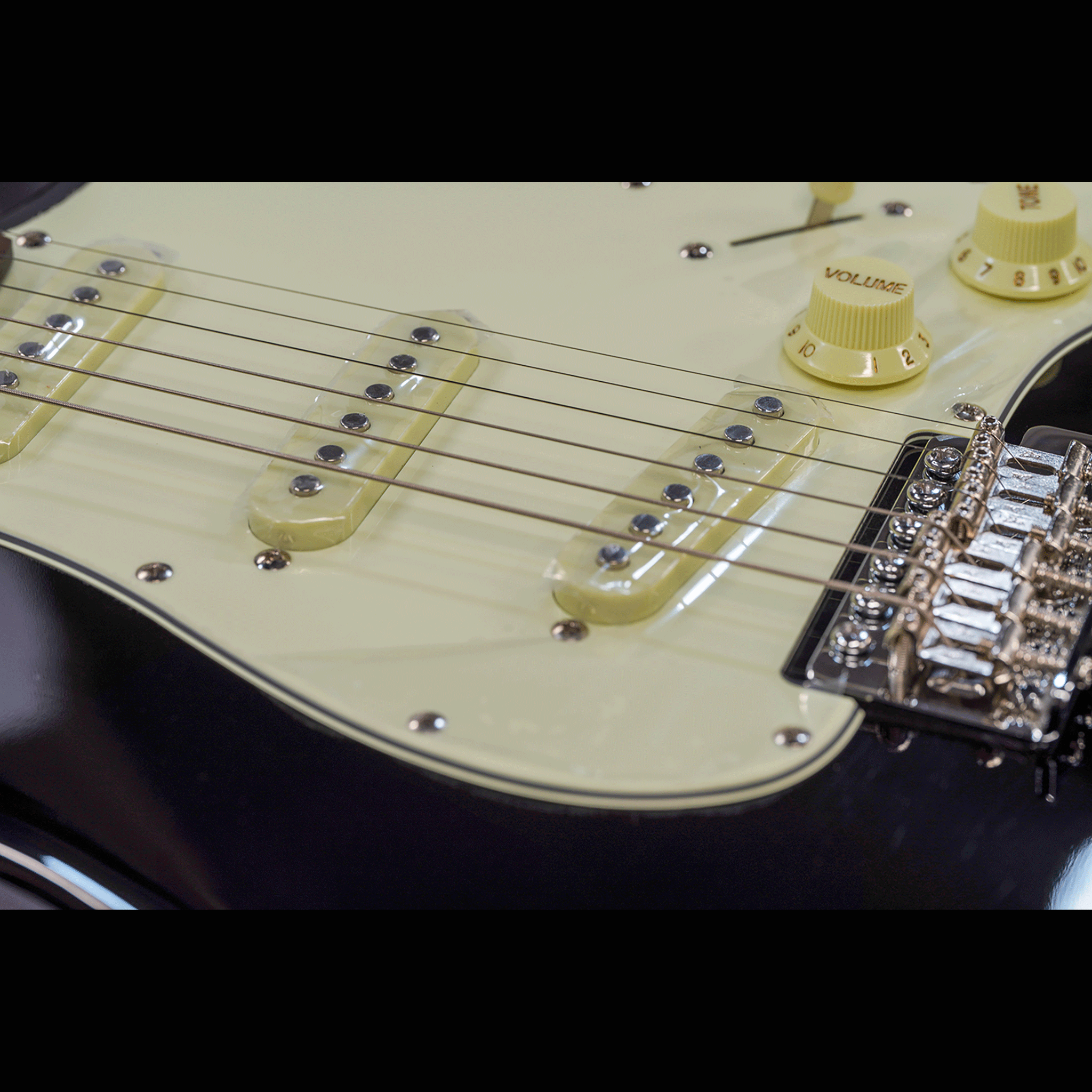 EKO シンプル＆風格漂う・上位機種のスリーシングルP.U【EKO ST 400 BLACK】