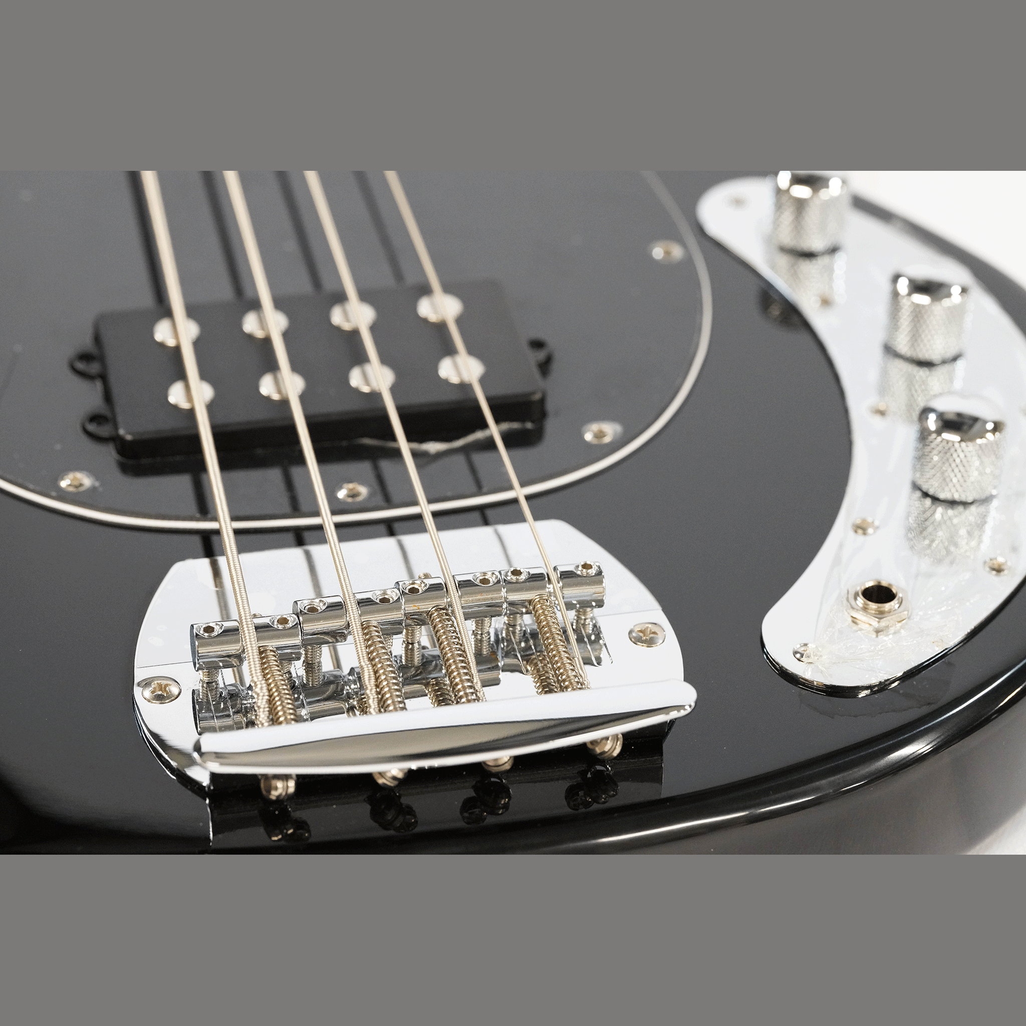 Sterling by MusicMan  最初の1本に最適！エレキベース【SUB RAY4-BK-M1】