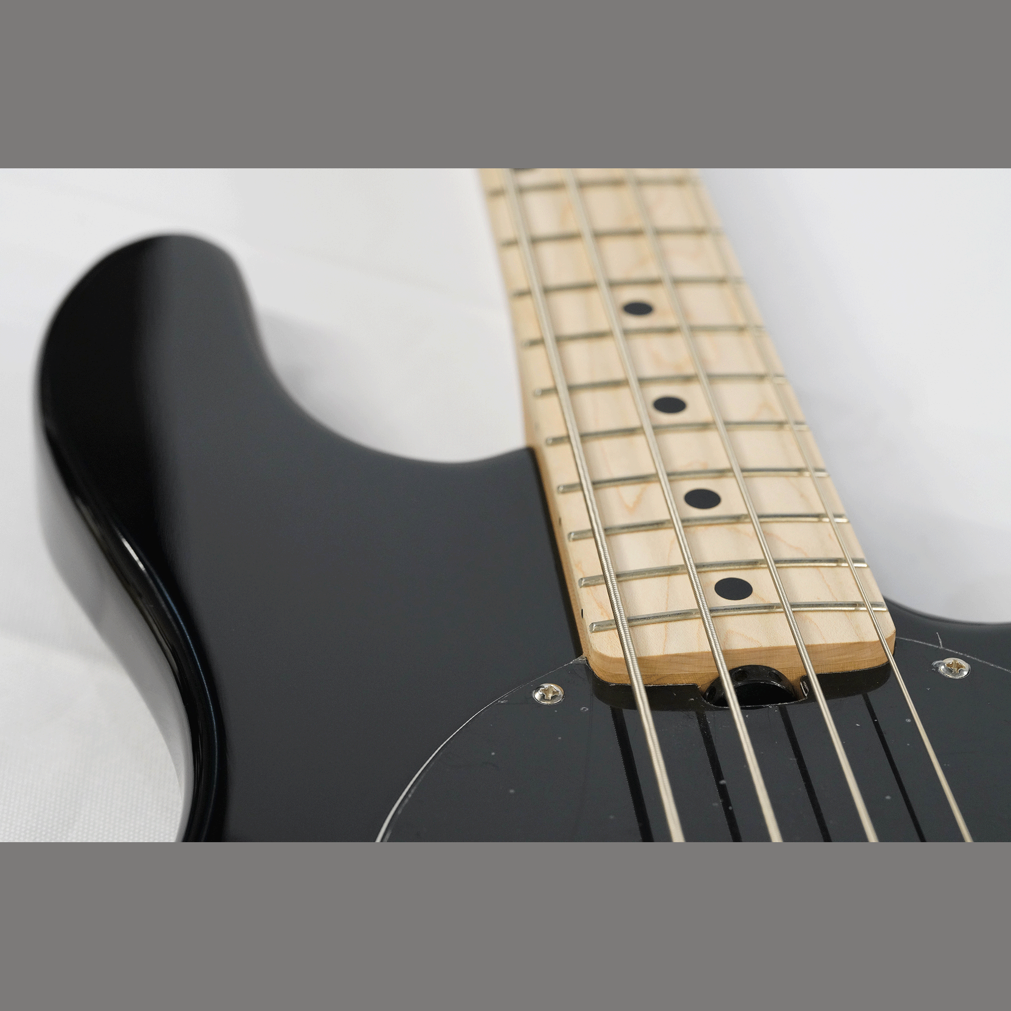 Sterling by MusicMan  最初の1本に最適！エレキベース【SUB RAY4-BK-M1】