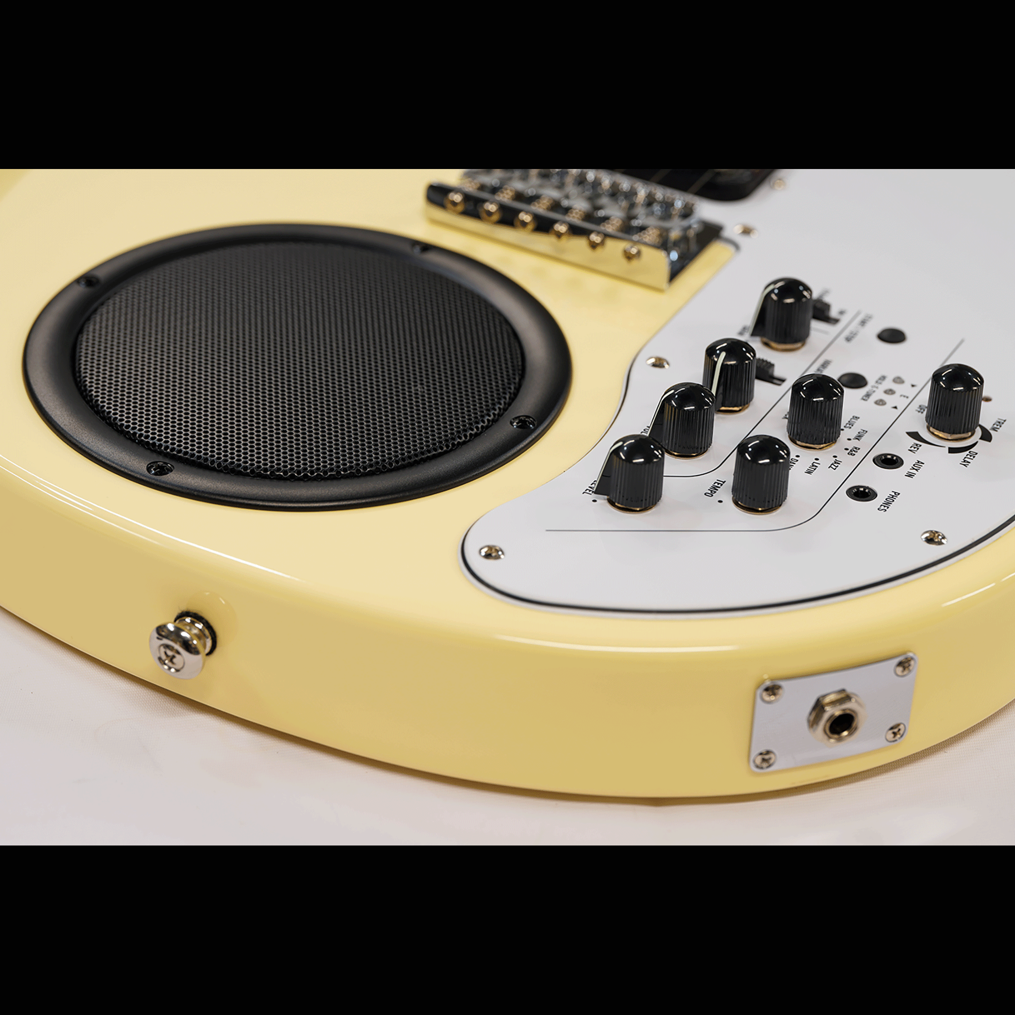 VOX 大人気！アンプ内蔵トラベルギターの第二弾！【VOX APC-2WH】