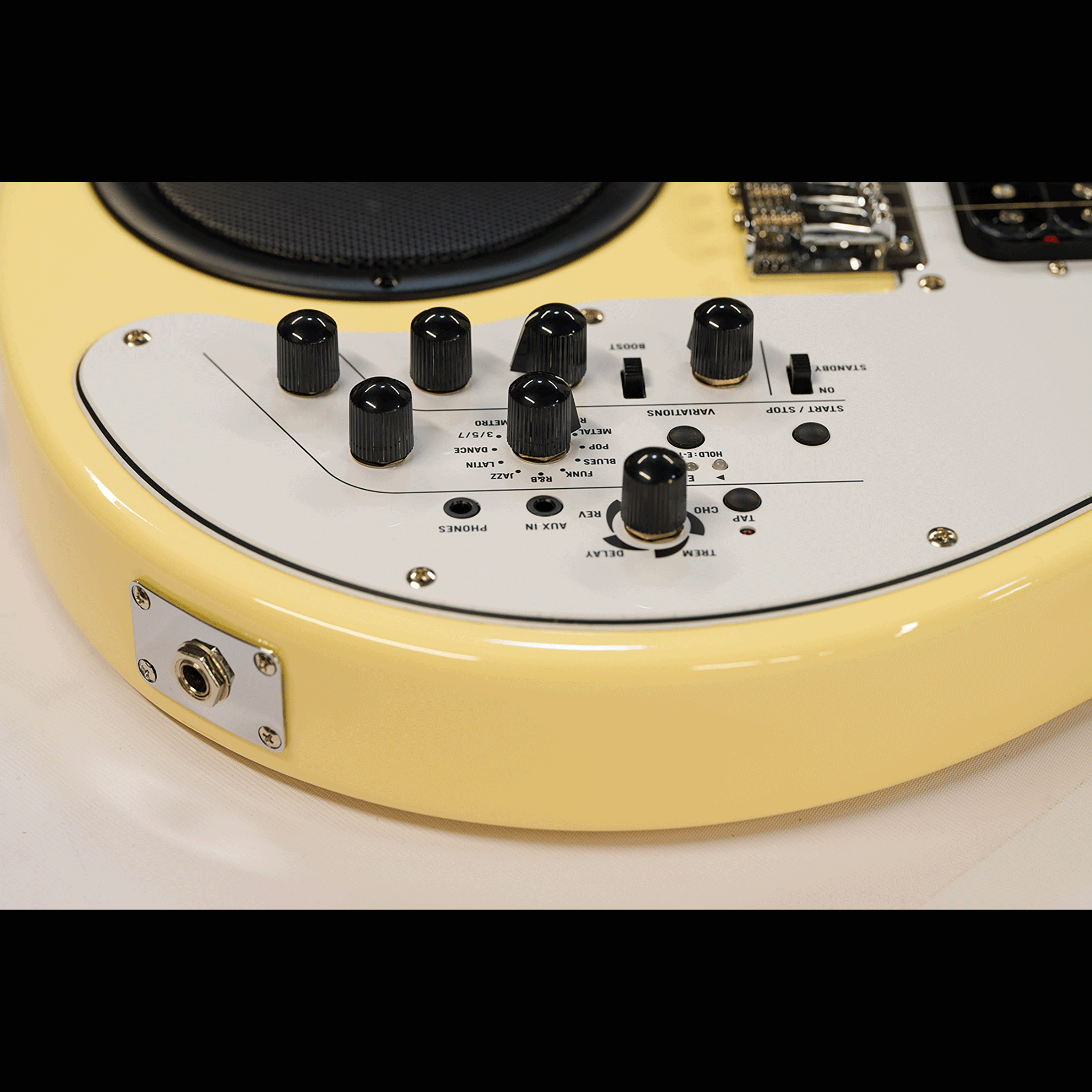 VOX 大人気！アンプ内蔵トラベルギターの第二弾！【VOX APC-2WH】