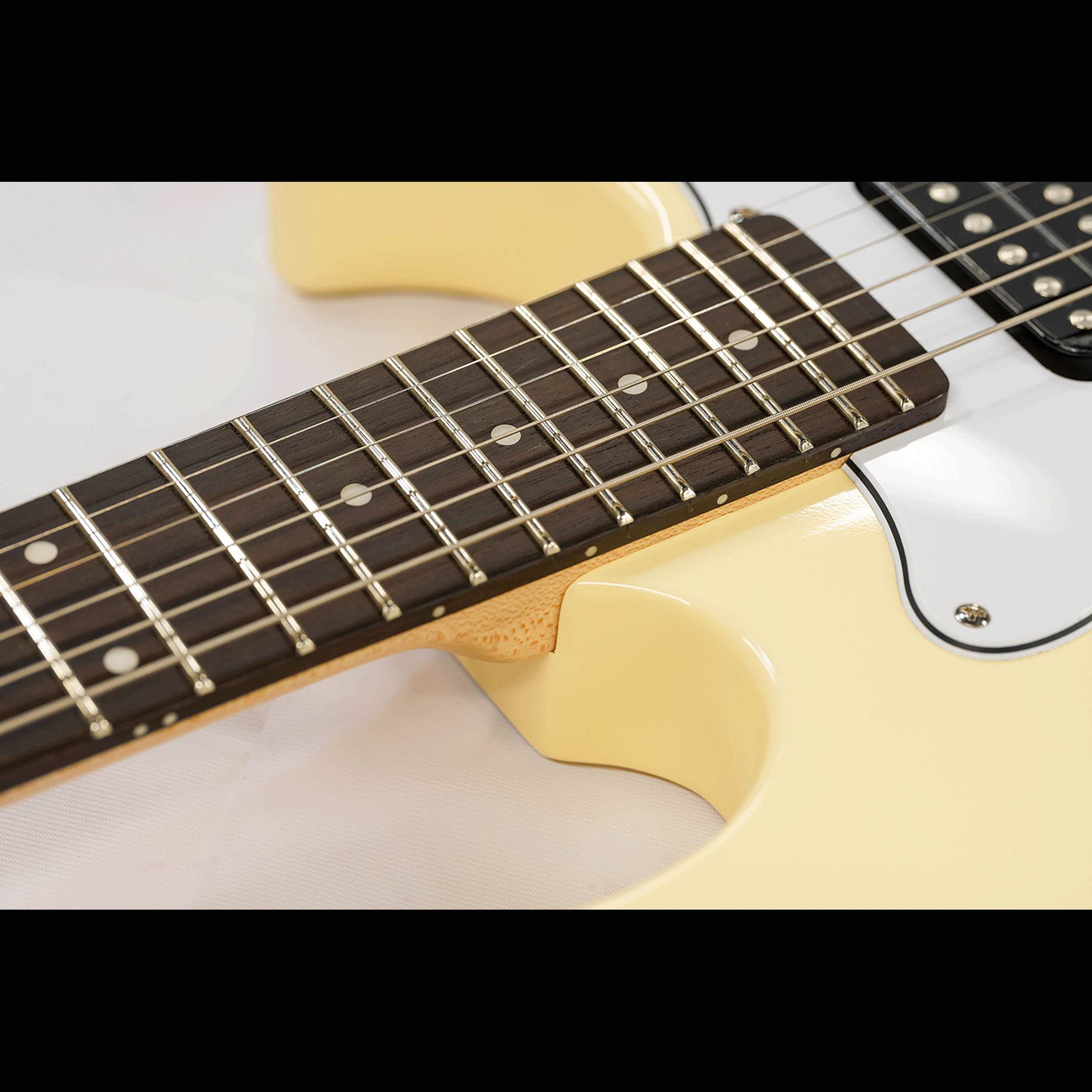 VOX 大人気！アンプ内蔵トラベルギターの第二弾！【VOX APC-2WH】