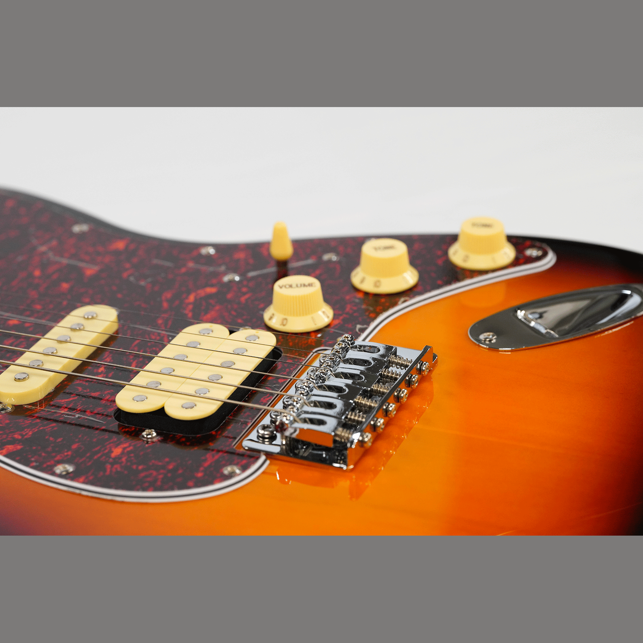 EKO キズありプライス！シンプル＆風格漂う・SSHのP.U搭載！【EKO ST 350 SUNBURST】