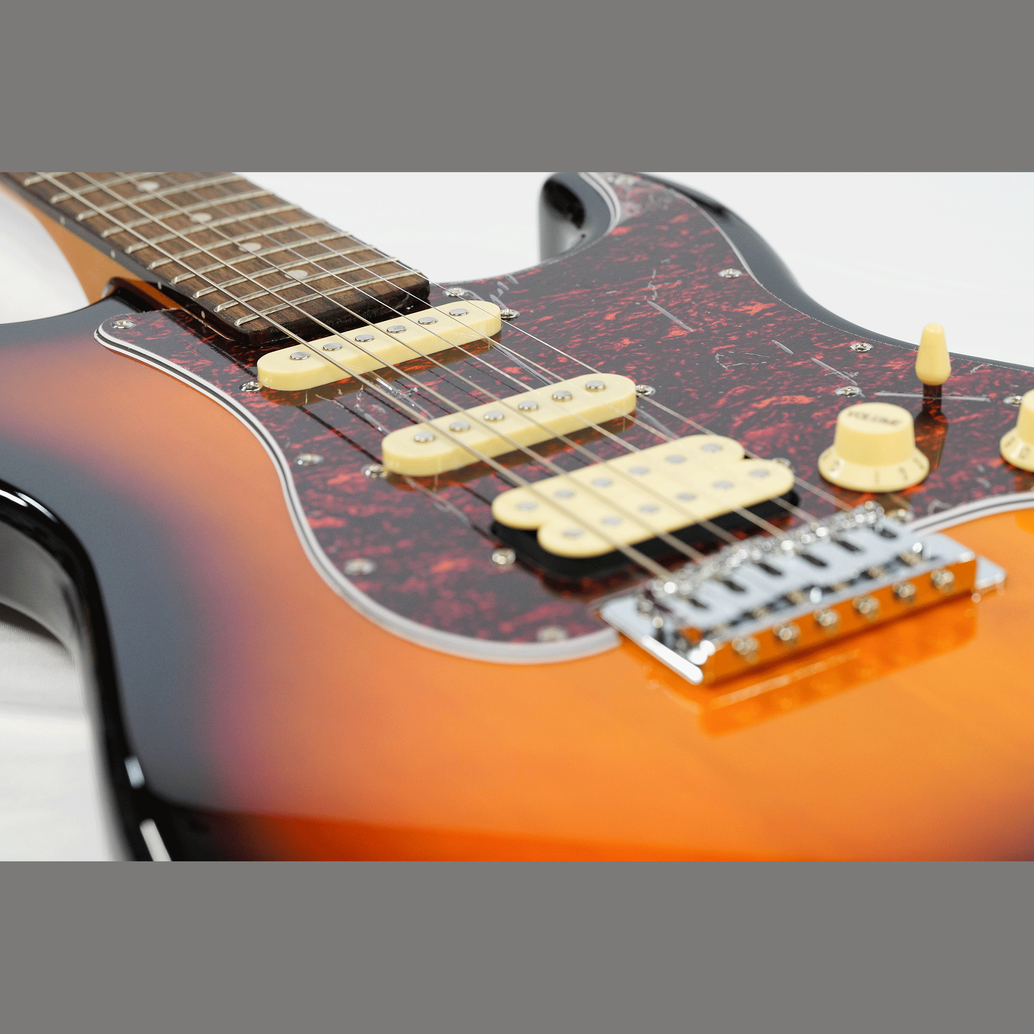 EKO キズありプライス！シンプル＆風格漂う・SSHのP.U搭載！【EKO ST 350 SUNBURST】