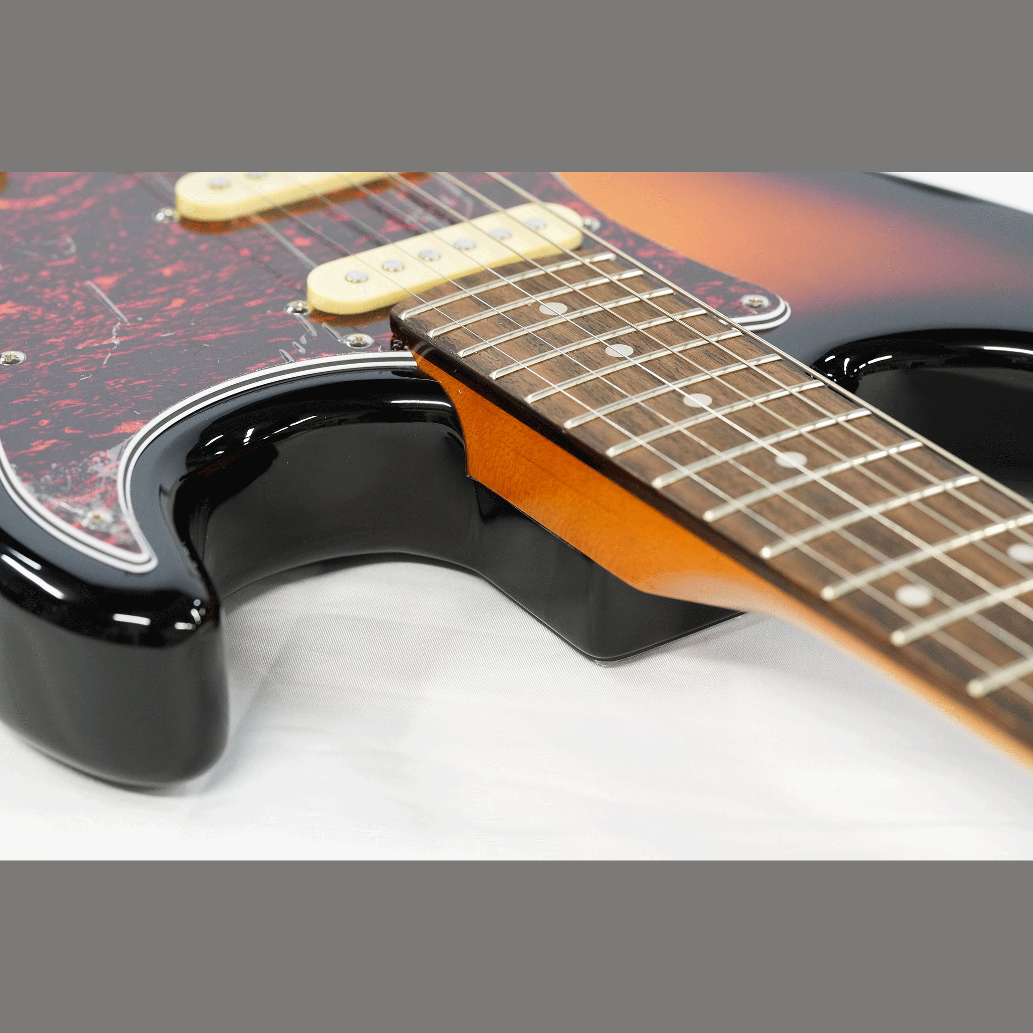 EKO キズありプライス！シンプル＆風格漂う・SSHのP.U搭載！【EKO ST 350 SUNBURST】