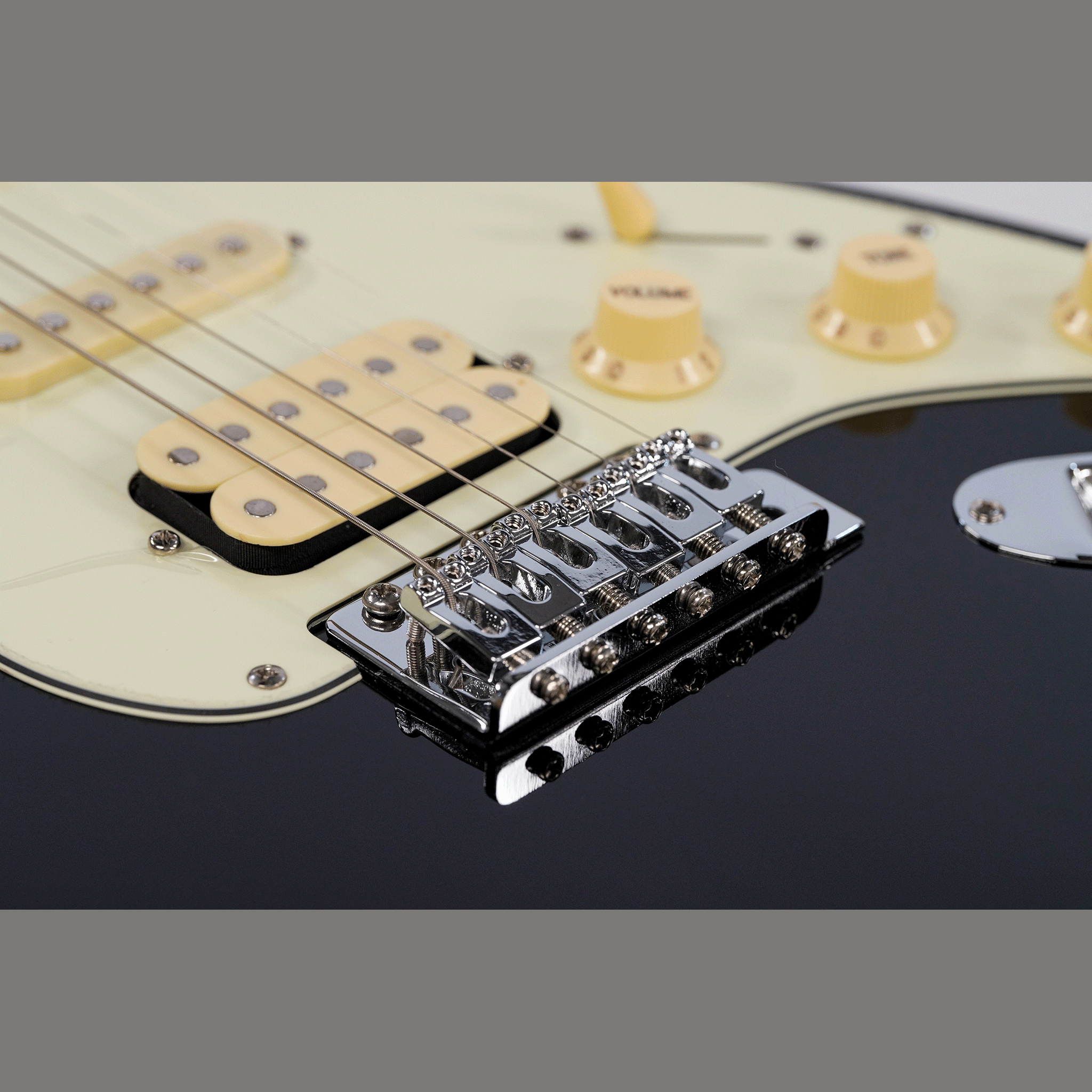 EKO シンプル＆風格漂う・SSHのP.U搭載！【EKO ST 350 BLACK】