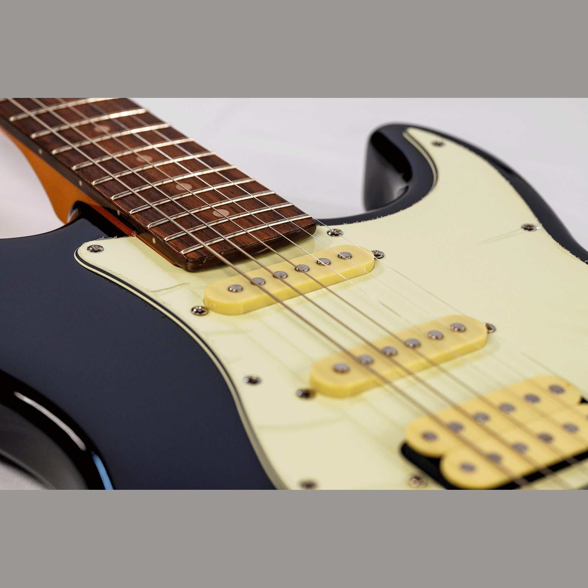 EKO シンプル＆風格漂う・SSHのP.U搭載！【EKO ST 350 BLACK】