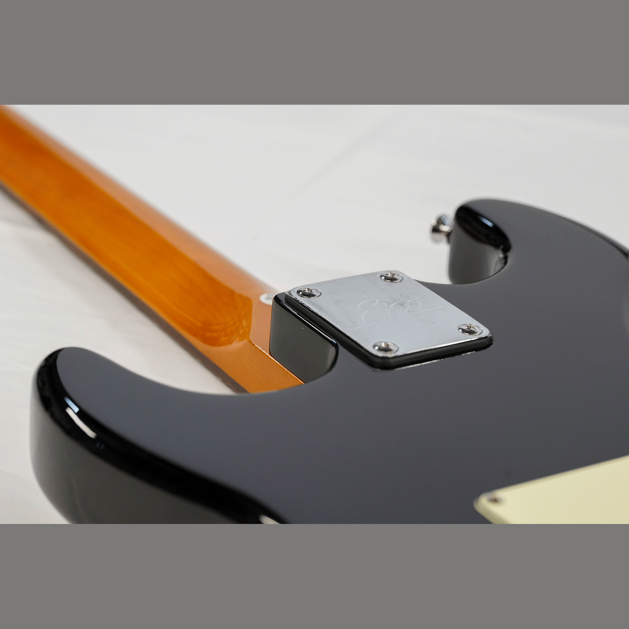 EKO シンプル＆風格漂う・SSHのP.U搭載！【EKO ST 350 BLACK】