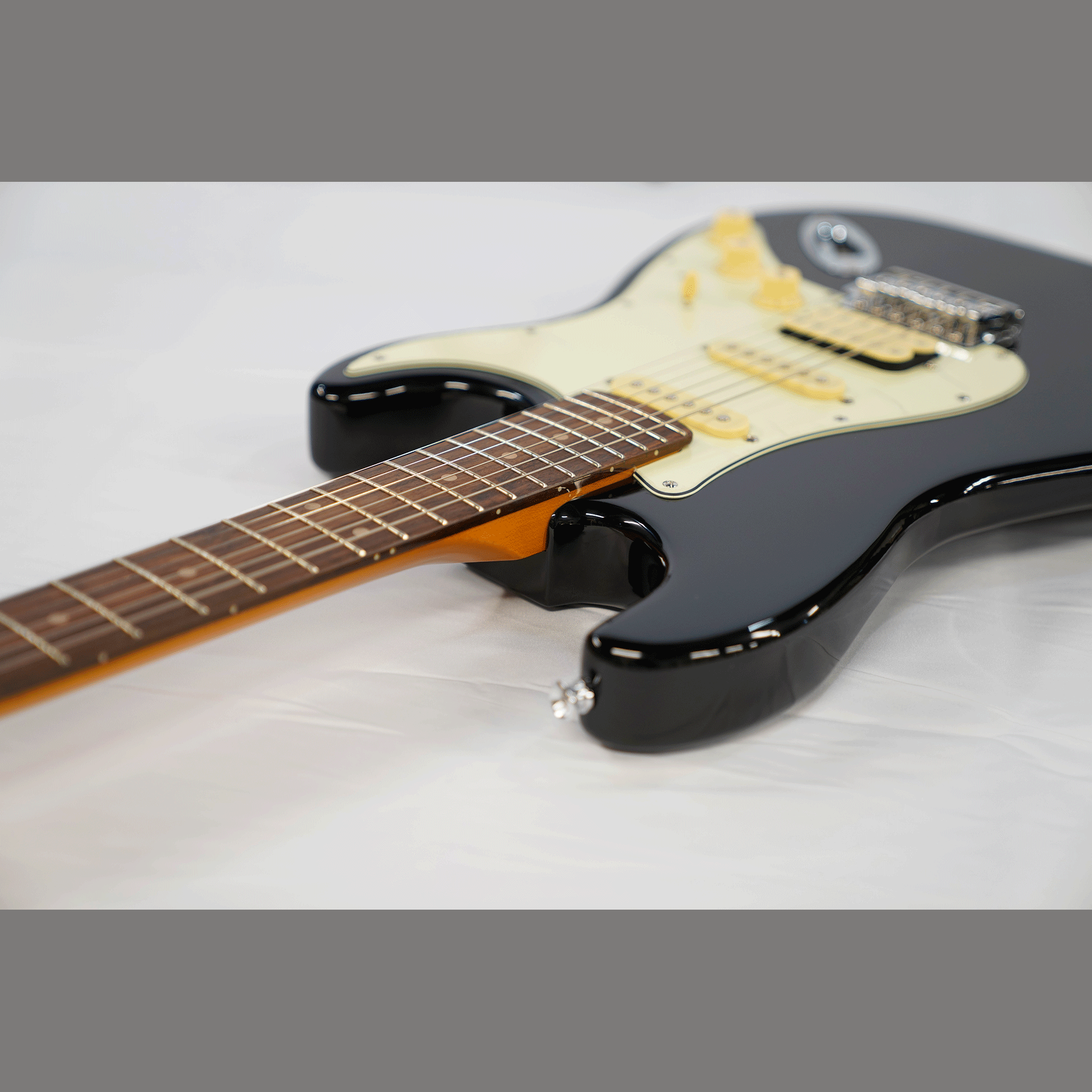 EKO シンプル＆風格漂う・SSHのP.U搭載！【EKO ST 350 BLACK】