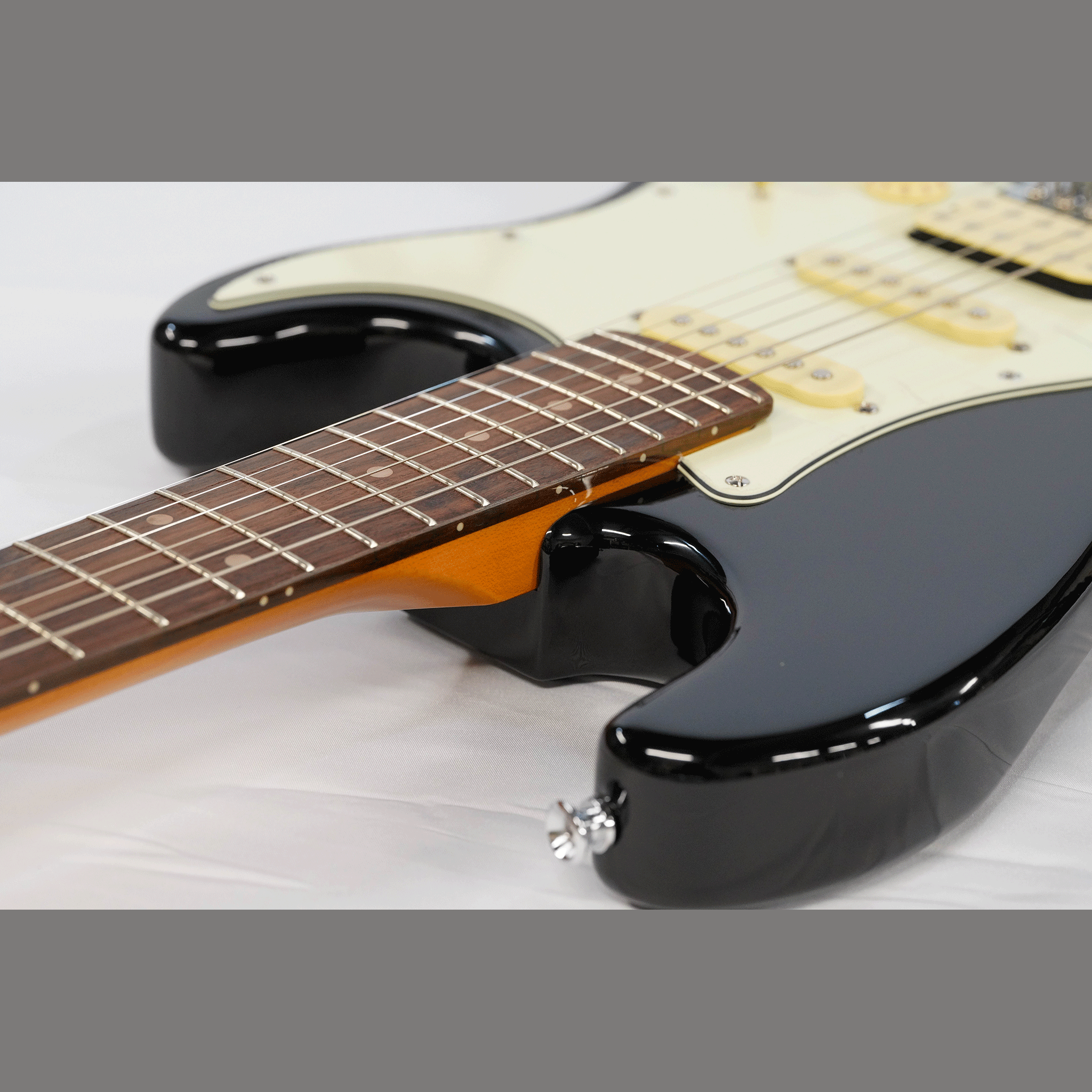 EKO シンプル＆風格漂う・SSHのP.U搭載！【EKO ST 350 BLACK】