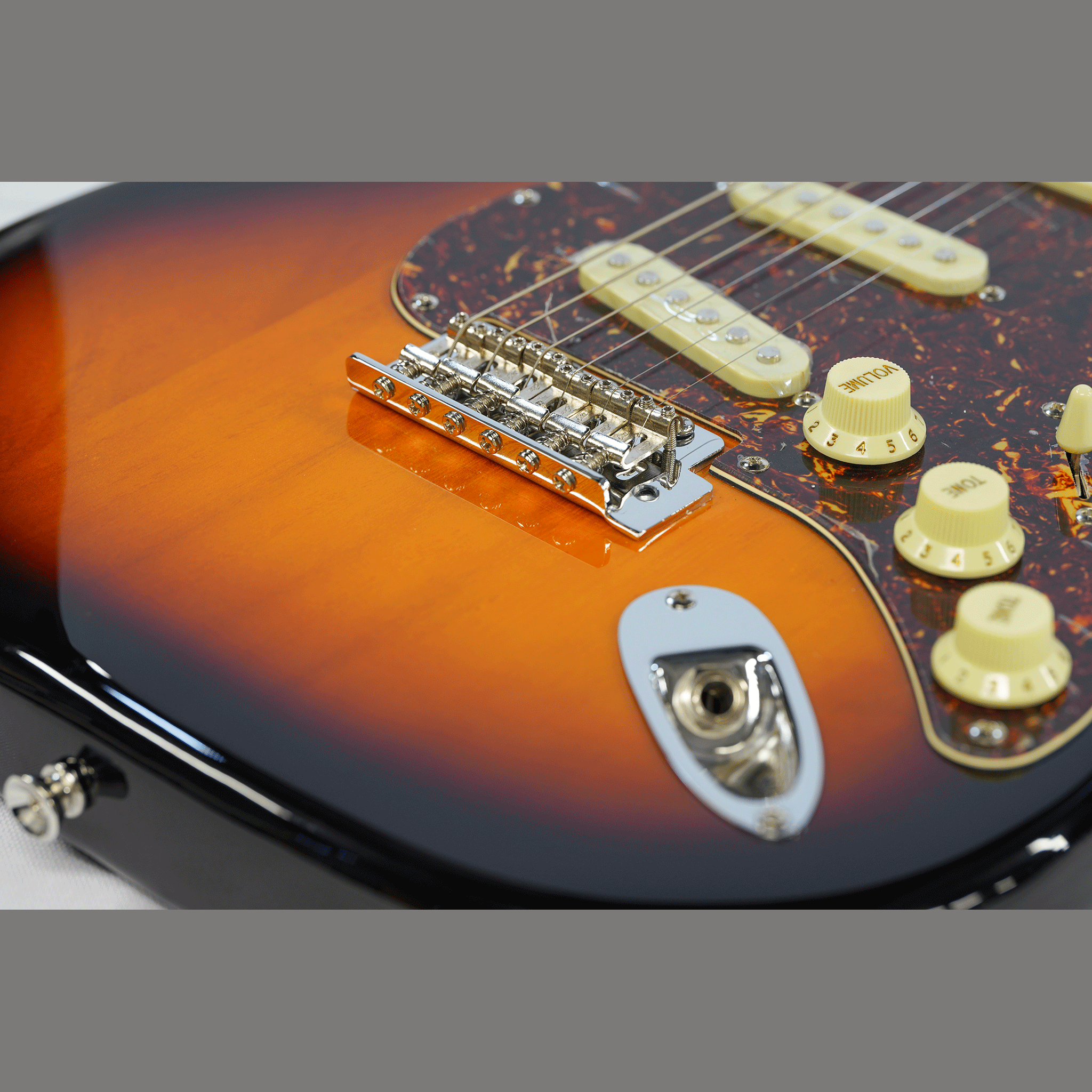 EKO キズありプライス！シンプル＆風格漂う・上位機種のスリーシングルP.U【EKO ST 400 SUNBURST】
