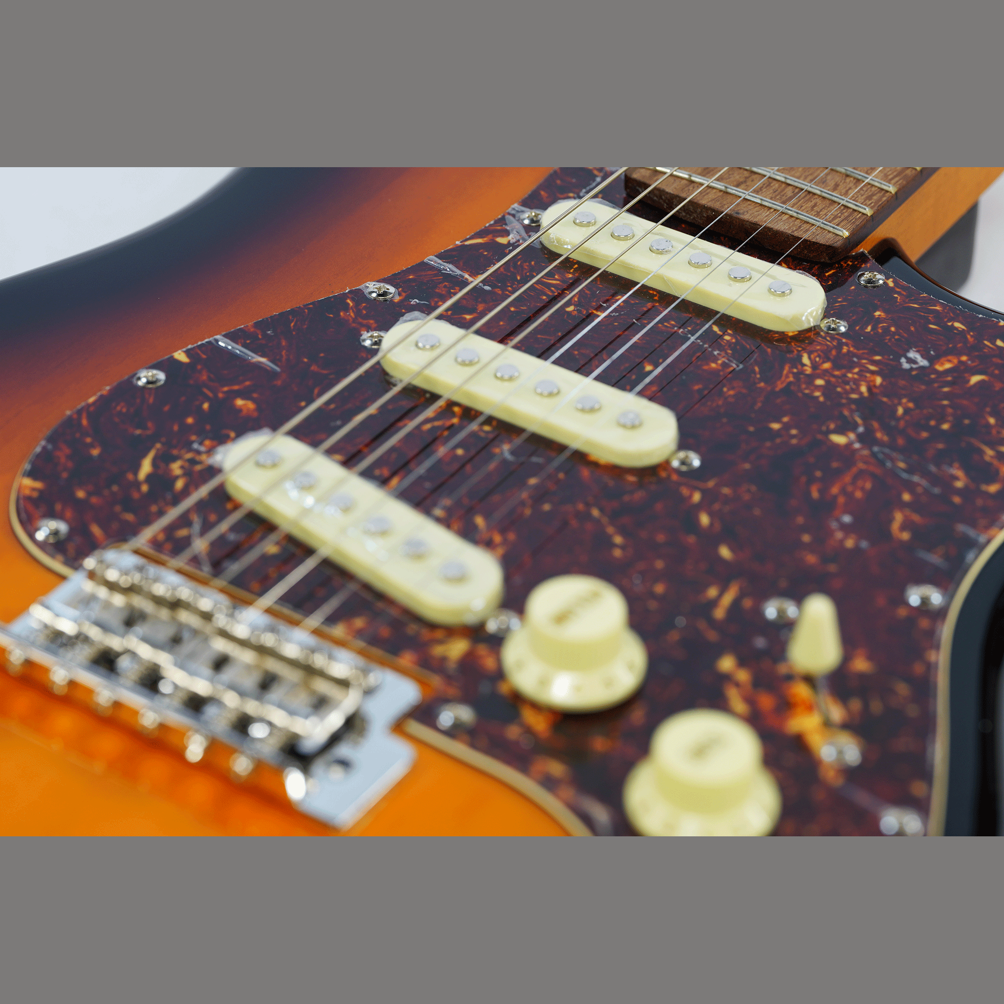 EKO キズありプライス！シンプル＆風格漂う・上位機種のスリーシングルP.U【EKO ST 400 SUNBURST】
