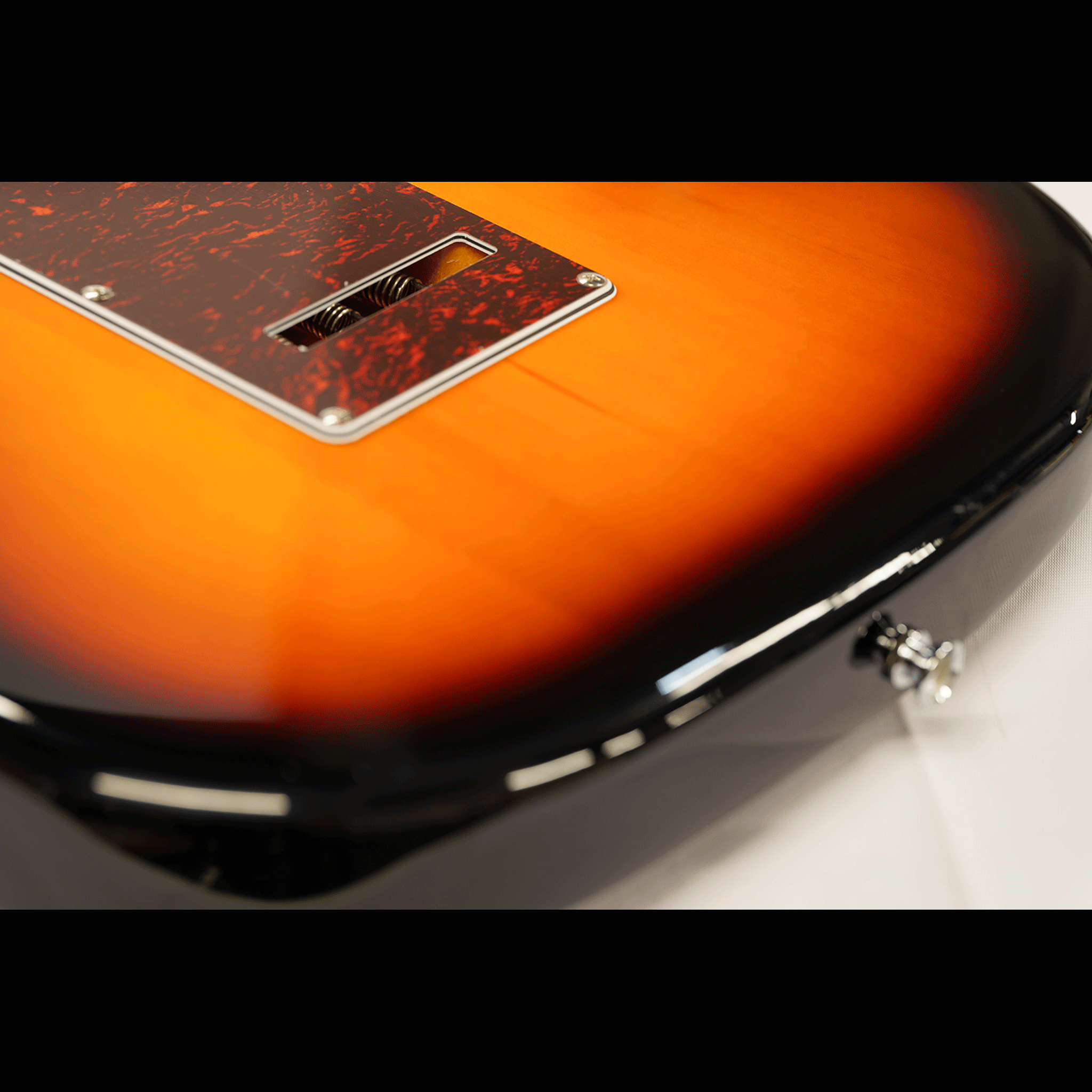 EKO シンプル＆風格漂う・スリーシングルP.U【EKO ST 300 SUNBURST】